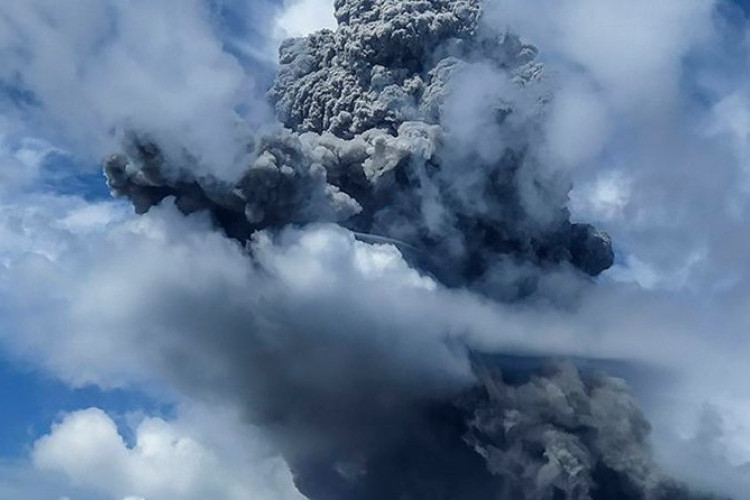 Letusan Pertama Setelah 5 Tahun, Gunung Sinabung Erupsi Hebat Setinggi 3,5 Kilometer