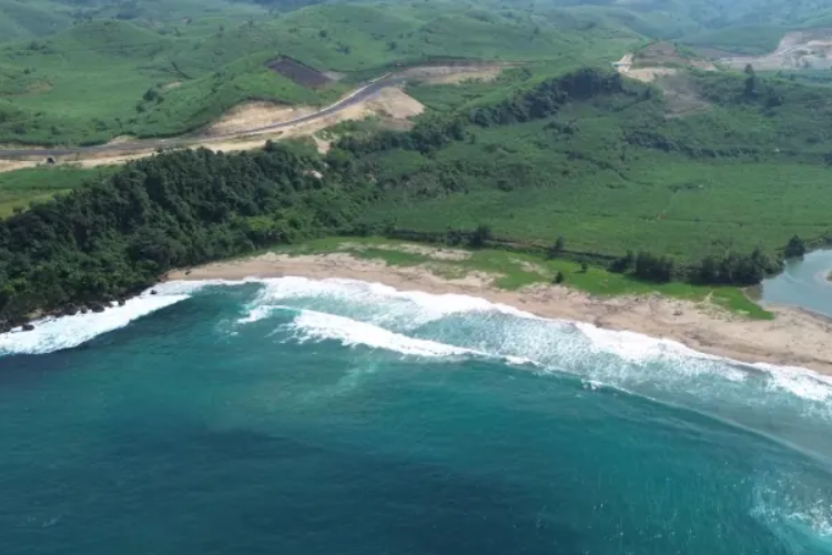 Pesona Pantai Gayasan di Blitar, Destinasi Sepi Pengunjung Kini Ramai Wisatawan Dengan Pemandangan Tebing Berbatu