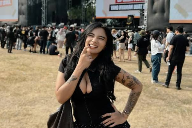 Clareesya Siapa? Biduan Vokalis RoBoKop yang Tuai Kritik Pedas Usai Foto Gaya Takbir Viral
