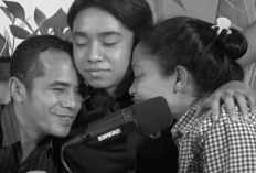 Ibu Betrand Peto Mengungsi di Tenda Pasca Terdampak Gempa NTT, Kondisi Rumah Rubuh Memprihatinkan